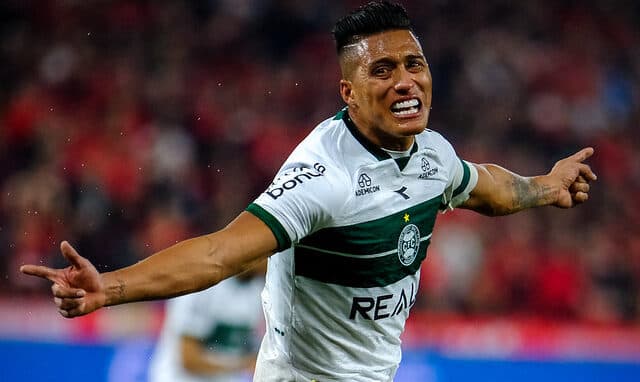 Coritiba vence Atletiba e assume a liderança da Série B