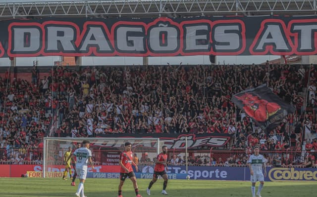 Atlético-GO empata com Coritiba e desperdiça chance de se aproximar do G-4