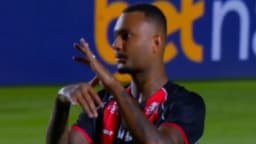 Luan Cândido reconhece erro em jogo do Vitória e questiona Abel Ferreira