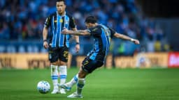 Cristian Pavón, ex-Atlético, decide para o Grêmio com gols de falta em jogos seguidos