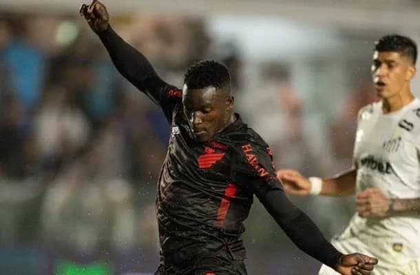 Athletico-PR vence Santos com dois gols de Viveros e diminui distância para o líder Palmeiras
