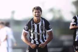 Filho de Hulk marca gol de bicicleta durante treinamento do sub-20 do Atlético-MG