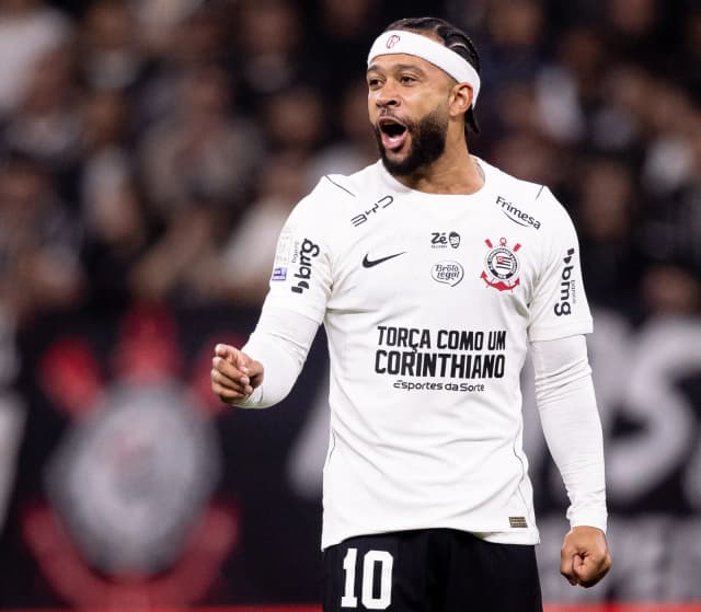 Memphis Depay negocia renovação com o Corinthians e faz postagem antes de decisão