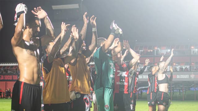 Vitória goleia Athletico-PR e garante vaga nas quartas da Copa do Brasil