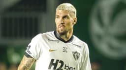 Atlético-MG avança na Copa do Brasil e Bernard brinca com passe de Lyanco