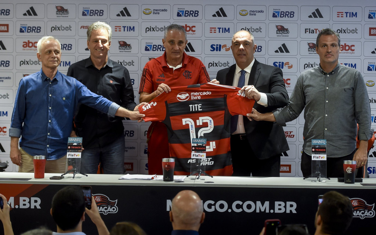 Tite foi apresentado no Flamengo em outubro de 2023 e deixa o clube quase um ano depois