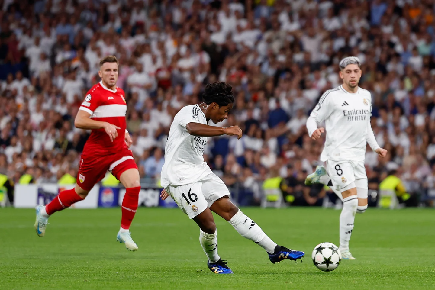 Endrick marca o terceiro gol do Real Madrid contra o Stuttgart, pela Champions League