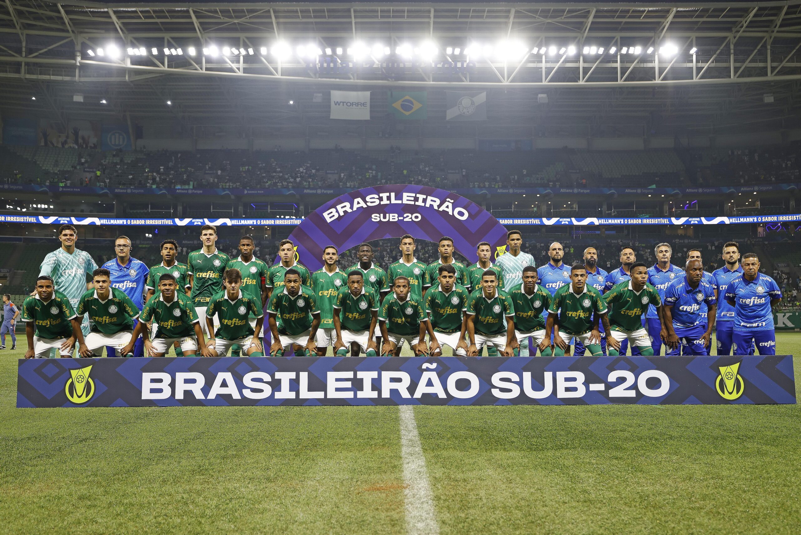 Elenco do Palmeiras campeão do Brasileirão Sub-20 contra o Cruzeiro, no Allianz Parque