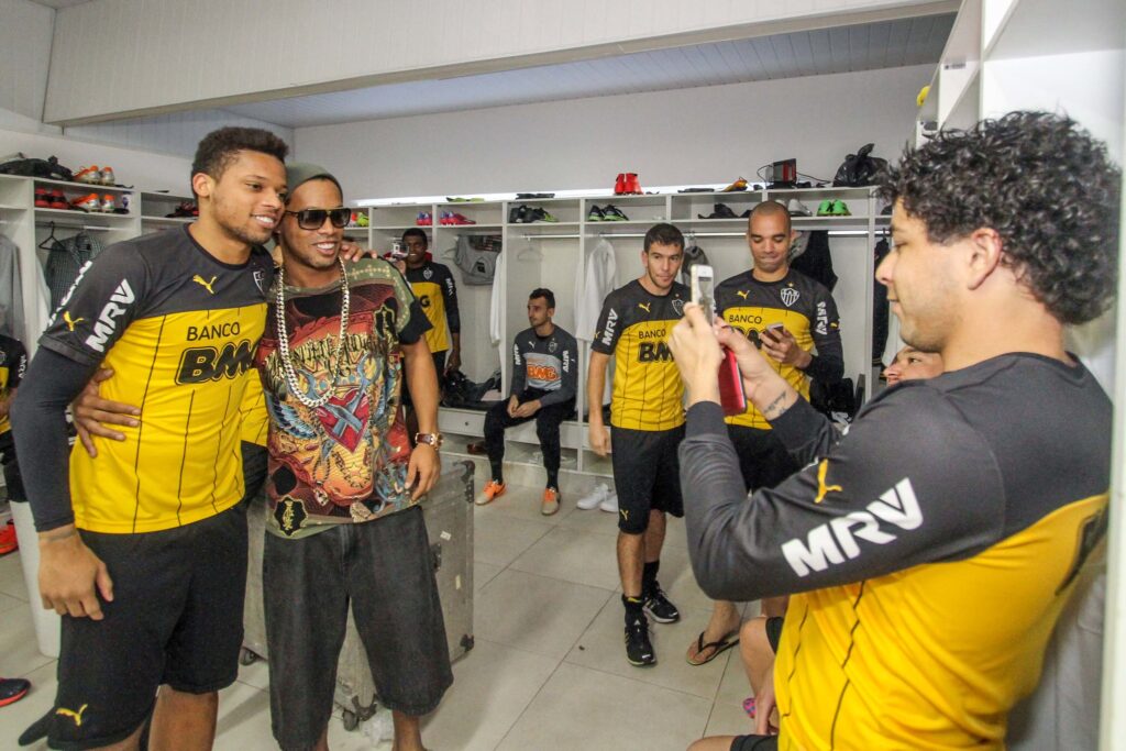 André, em momento com Ronaldinho Gaúcho, no Atlético — Foto: Bruno Cantini/Atlético