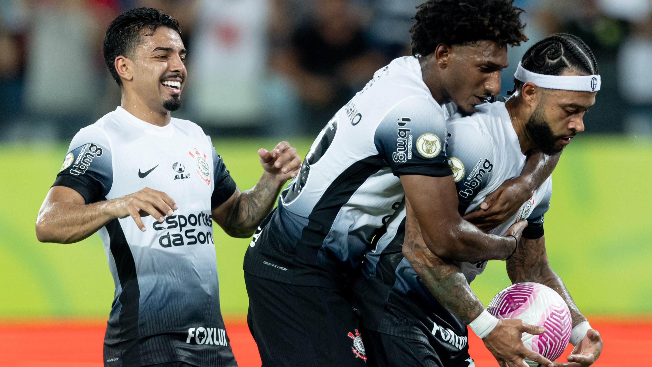 Corinthians vence o Cuiabá com gol de Depay