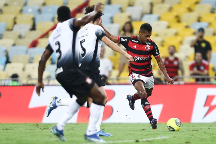 Alex Sandro marcou o gol da vitória do Flamengo contra o Corinthians na Copa do Brasil — Gilvan de Souza/CRF