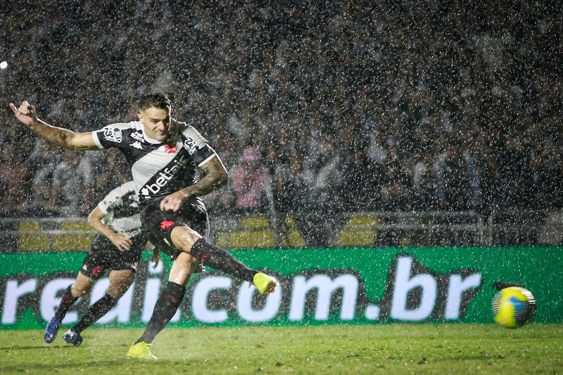 Vegetti converteu o pênalti marcado no VAR para o Vasco, contra o Atlético, na Copa do Brasil