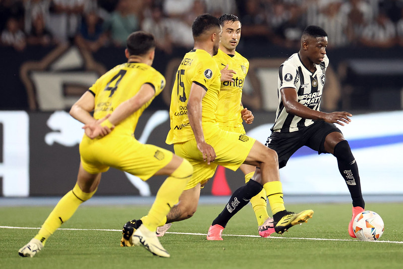 Peñarol e Botafogo decidem a semifinal da Libertadores nesta quarta