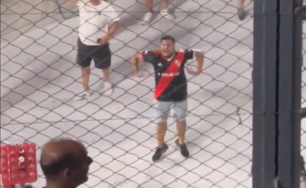 Torcedores do River Plate imitam macaco em direção a torcida do Atlético