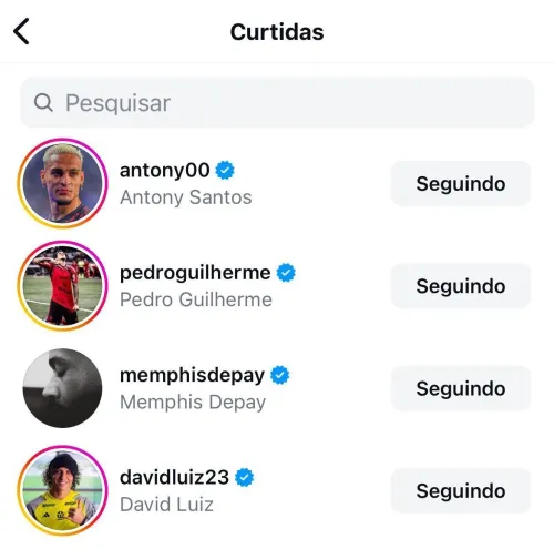 Publicação de Daniel Alves já conta com mais de 700 mil curtidas, entre elas estão Pedro e David Luiz, do Flamengo, e Depay, do Corinthians — Foto: Reprodução