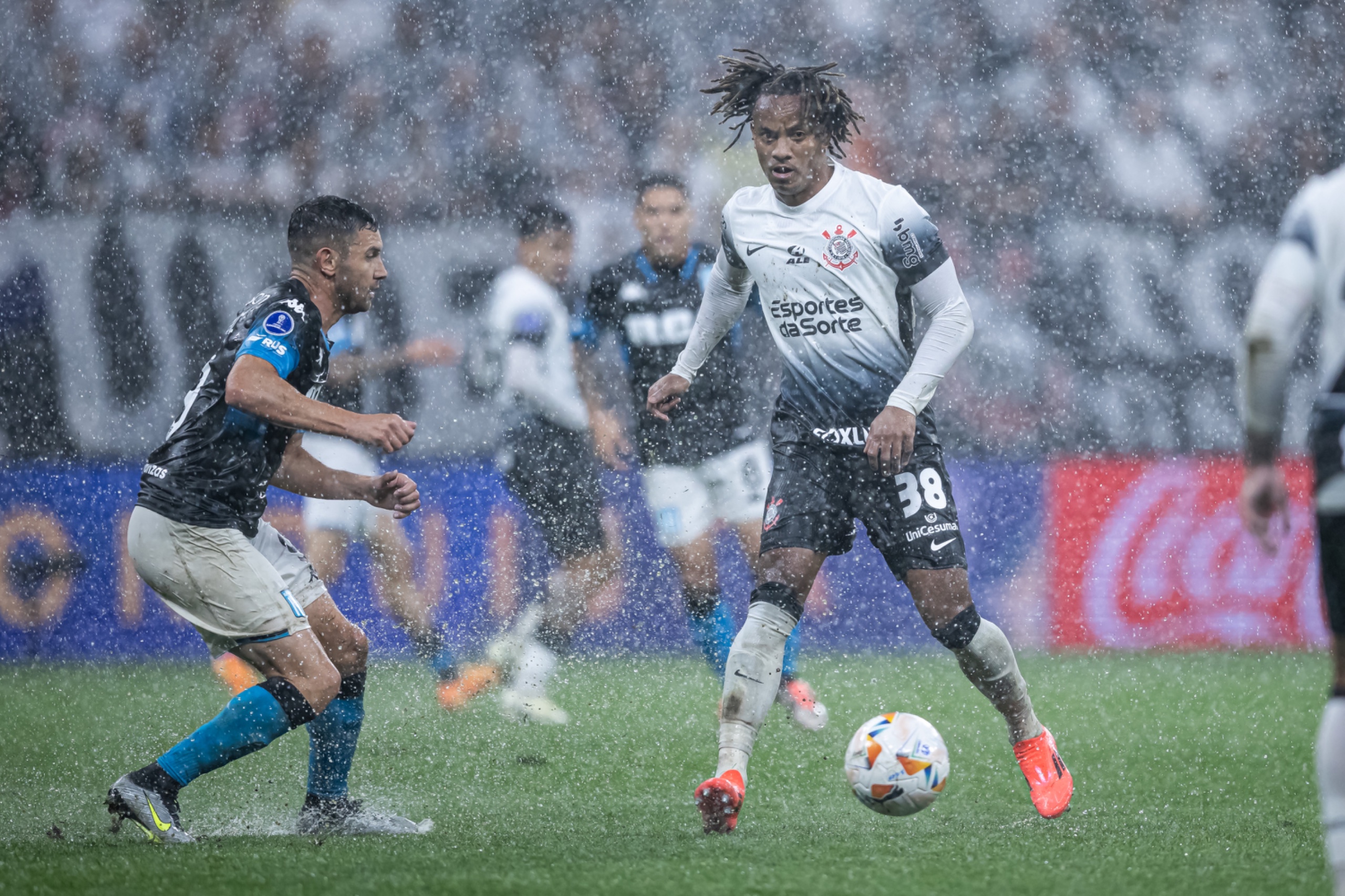 Corinthians e Racing empatam por 2 a 2 pela Sul-Americana