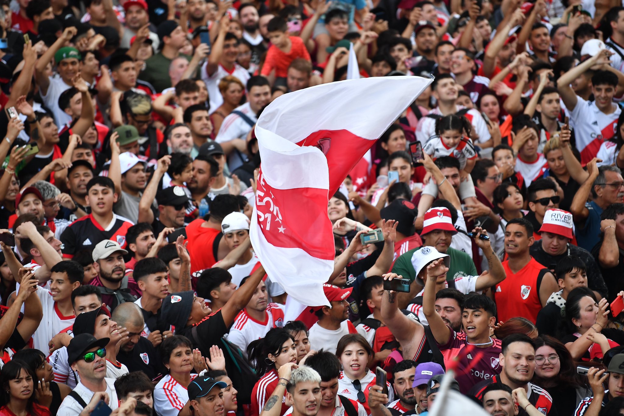 Torcida do River Plate lota os arredores do Monumental de Nuñez antes de confronto contra o Atlético