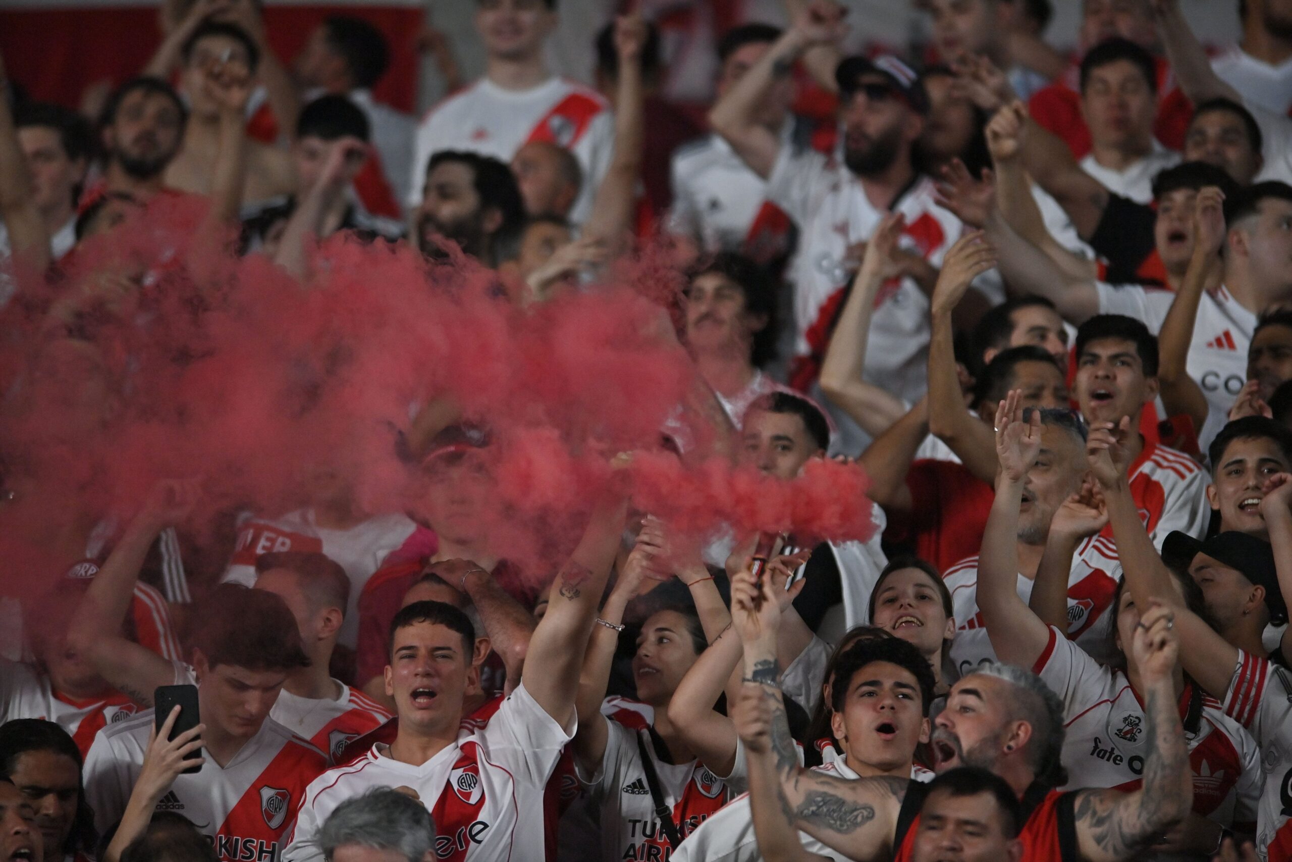 Torcida do River Plate transforma o Monumental em caldeirão contra o Atlético