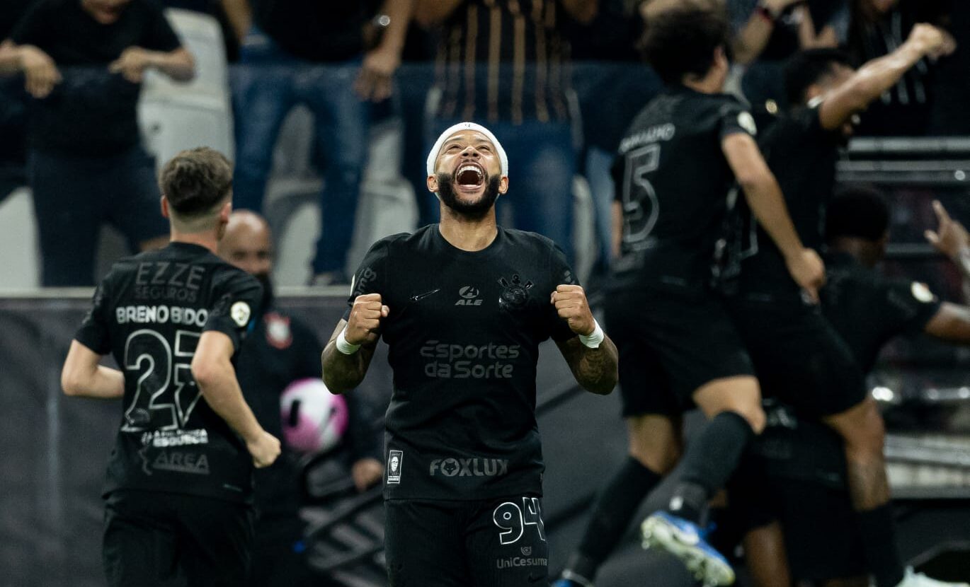 Com lindo gol de falta, Memphis Depay foi decisivo em vitória do Corinthians sobre o Athletico — Foto: Rodrigo Coca/Corinthians