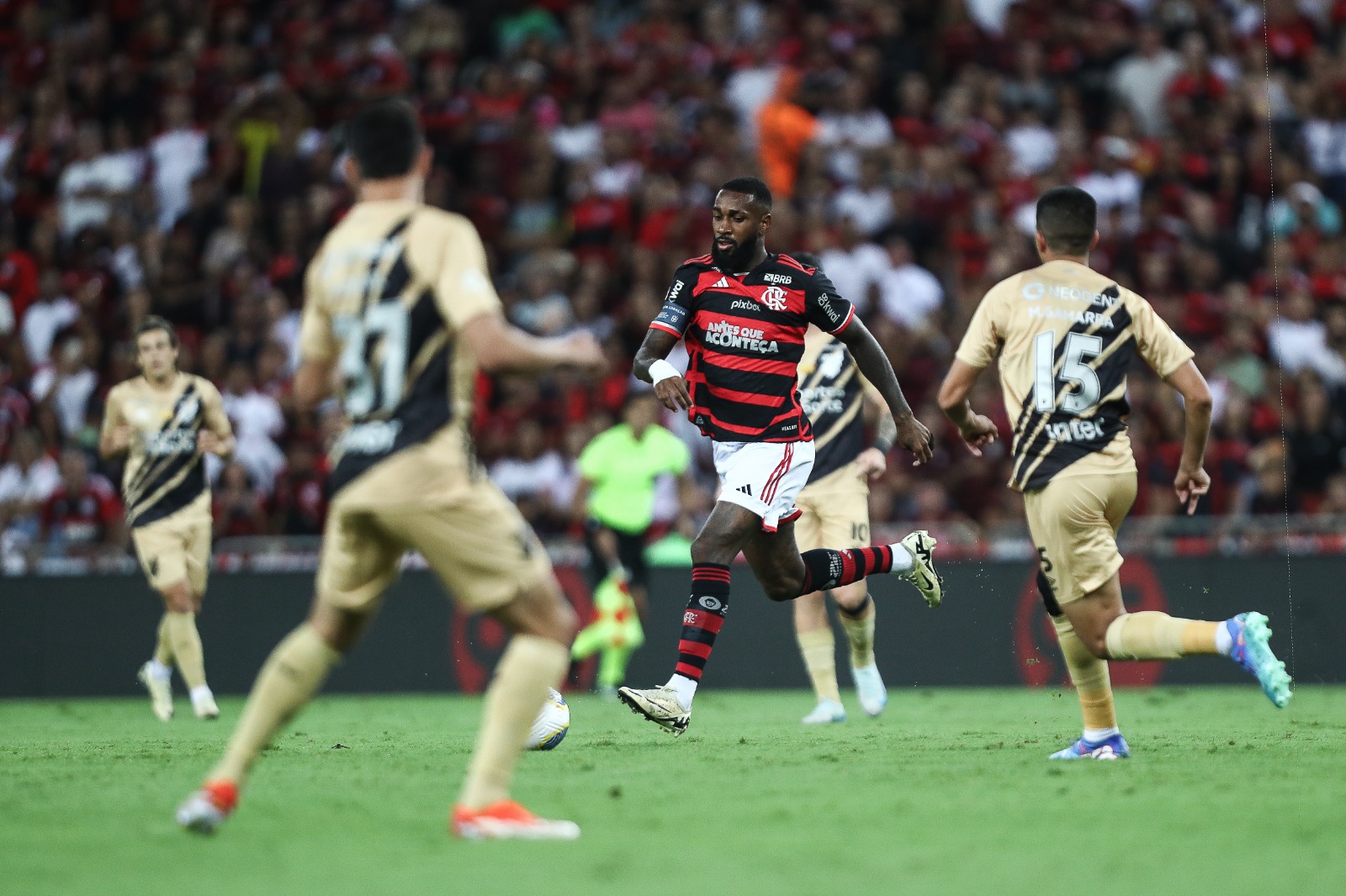 Flamengo não terá três titulares em clássico contra o Fluminense — Foto: Gilvan de Souza/CRF