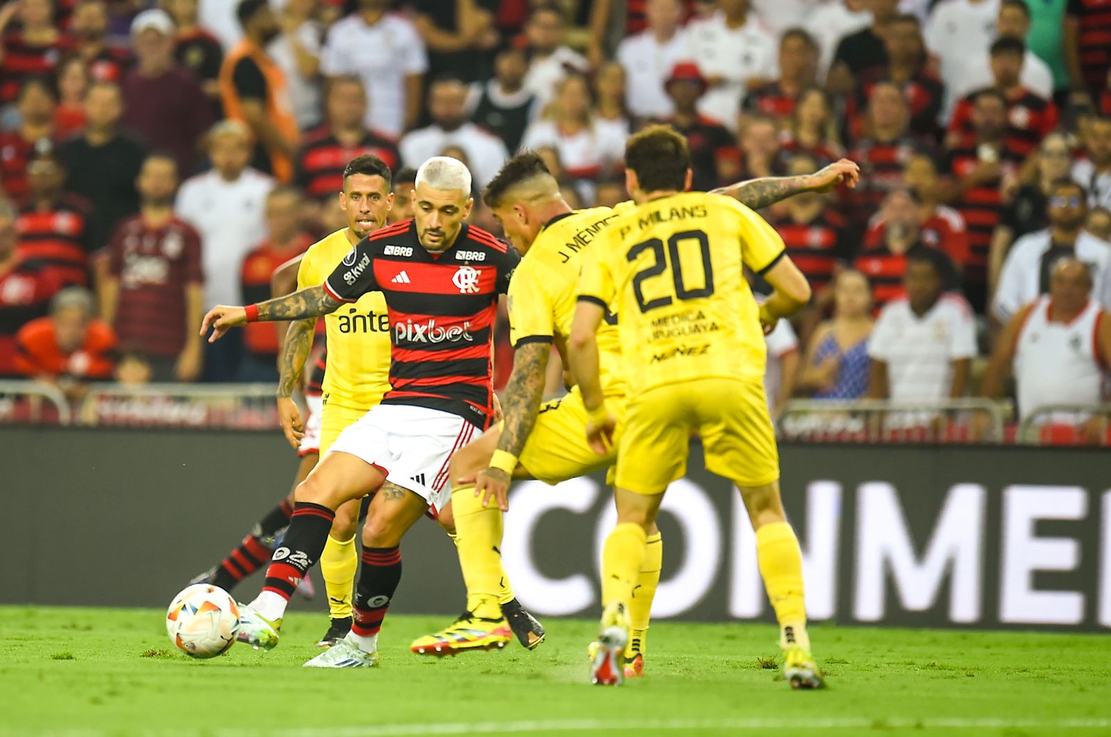 Flamengo foi eliminado nas quartas da Libertadores para o Peñarol, time goleado pelo Botafogo na semi