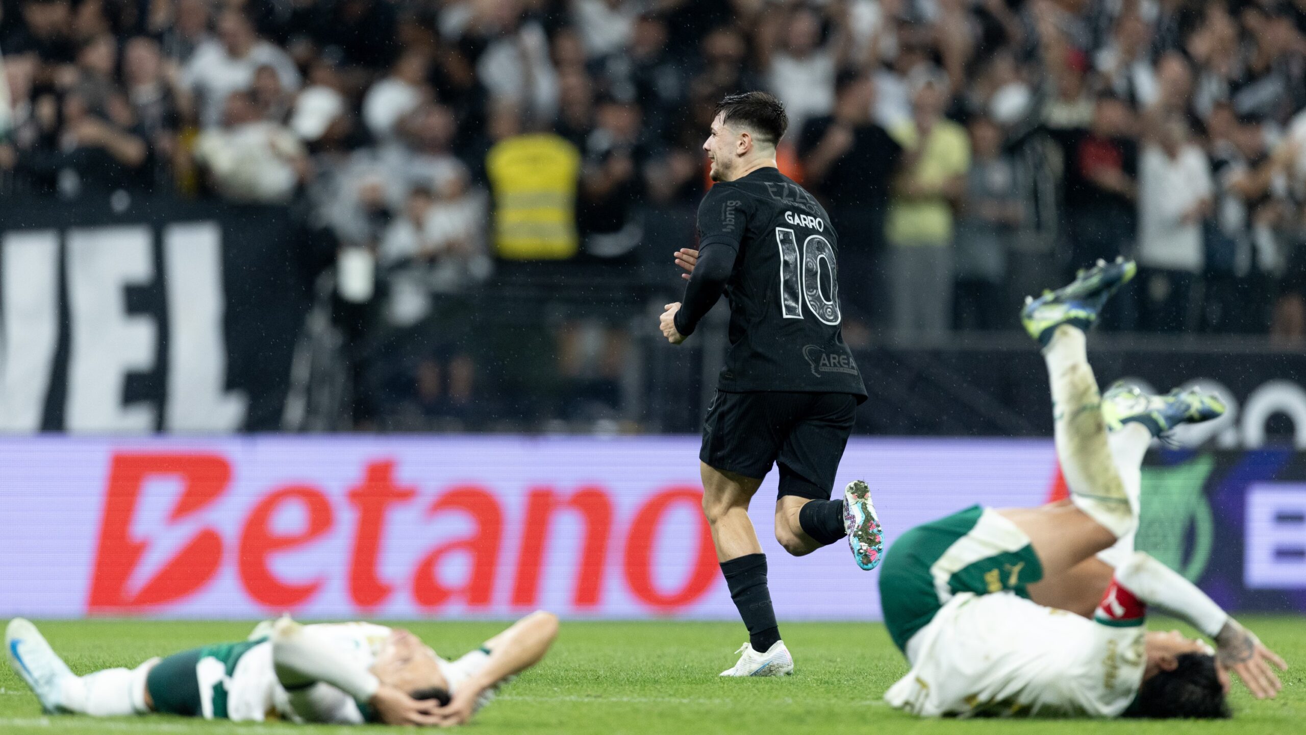 Garro e Yuri Alberto marcam em vitória do Corinthians sobre o Palmeiras