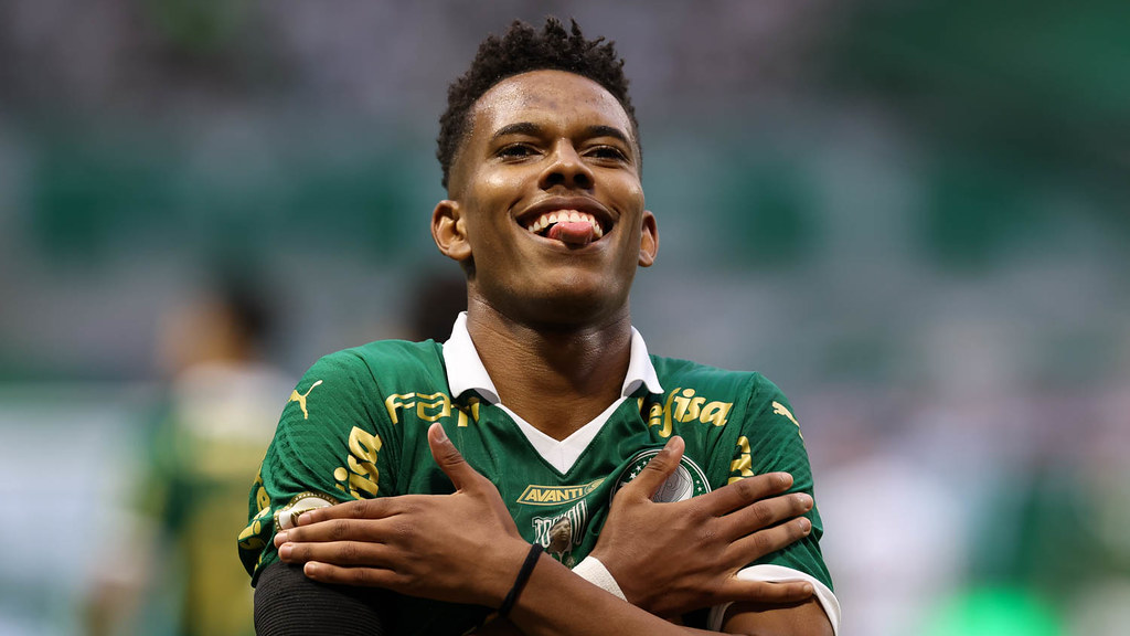 Estêvão, do Palmeiras, é artilheiro e líder de assistências do Brasileirão