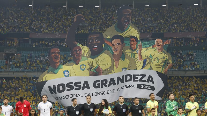 Mosaico e bandeirão em homenagem ao Dia da Consciência Negra, na Fonte Nova, antes do duelo entre Brasil e Uruguai