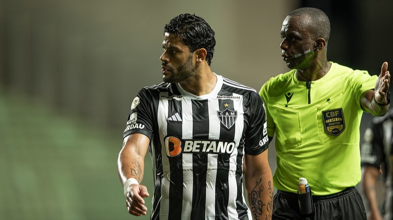 Hulk foi um dos mais exaltados nas discussões entre Atlético e Botafogo