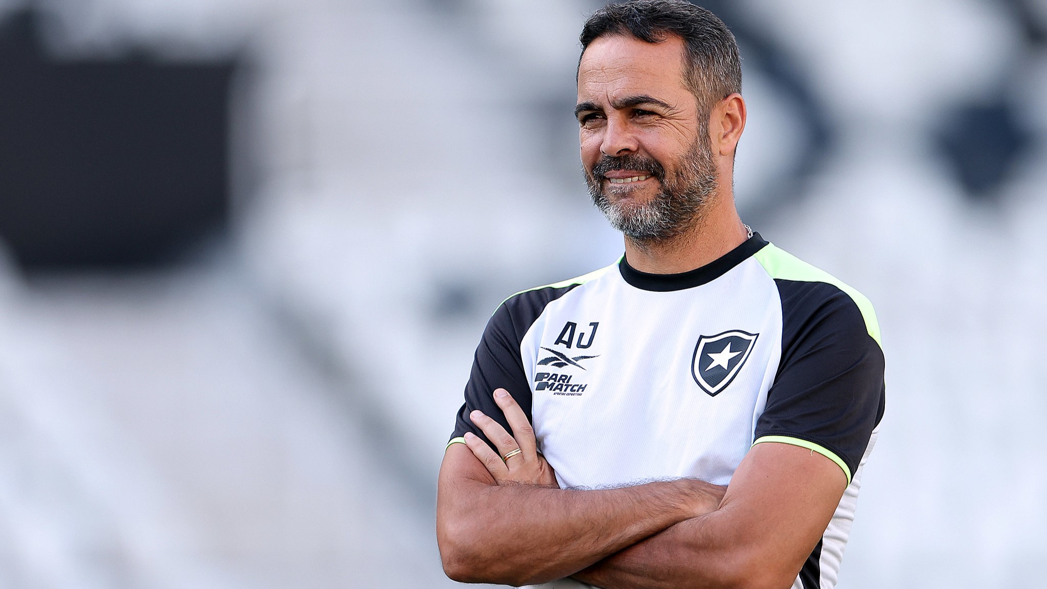 Artur Jorge comandou um último treino do Botafogo no Nilton Santos antes de viagem para São Paulo