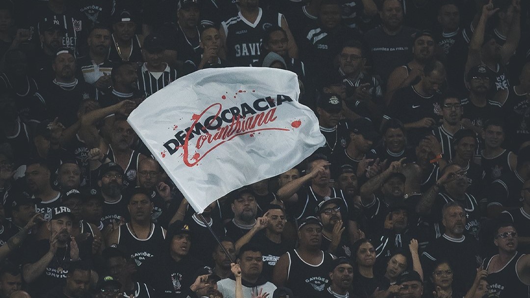 Torcida do Corinthians provoca o Palmeiras no Derby