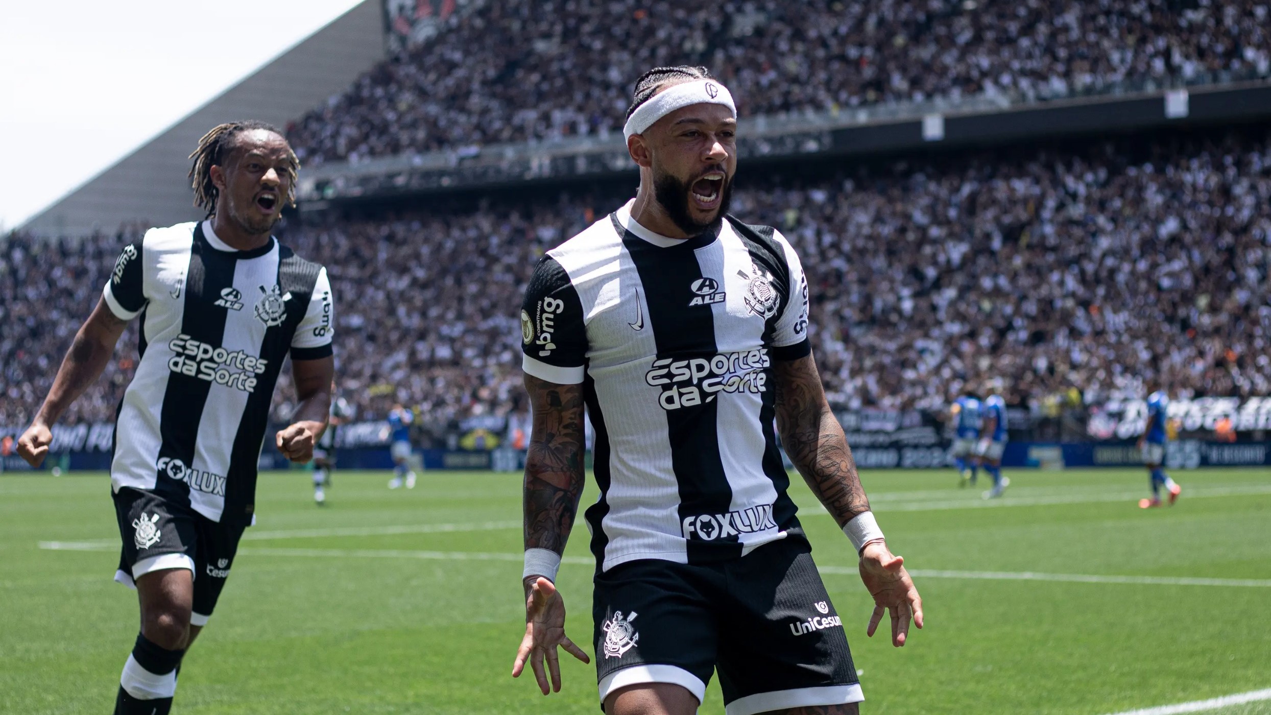 Memphis Depay marcou um dos gols da vitória do Corinthians sobre o Cruzeiro