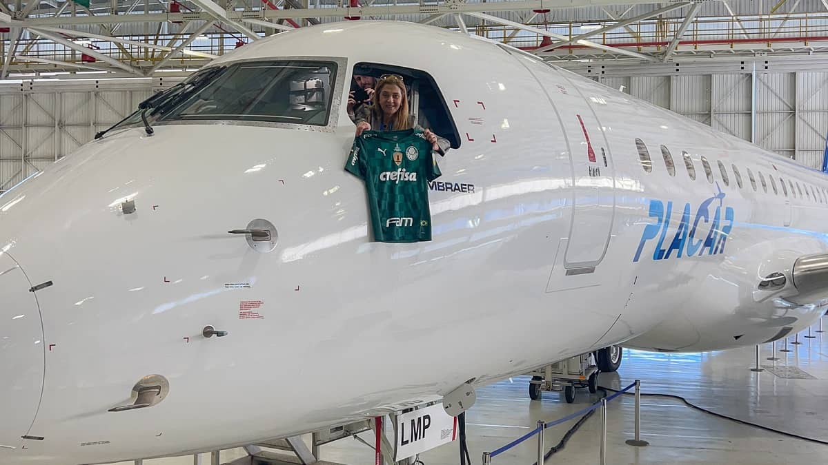 Leila Pereira enaltece avião usado pelo Palmeiras