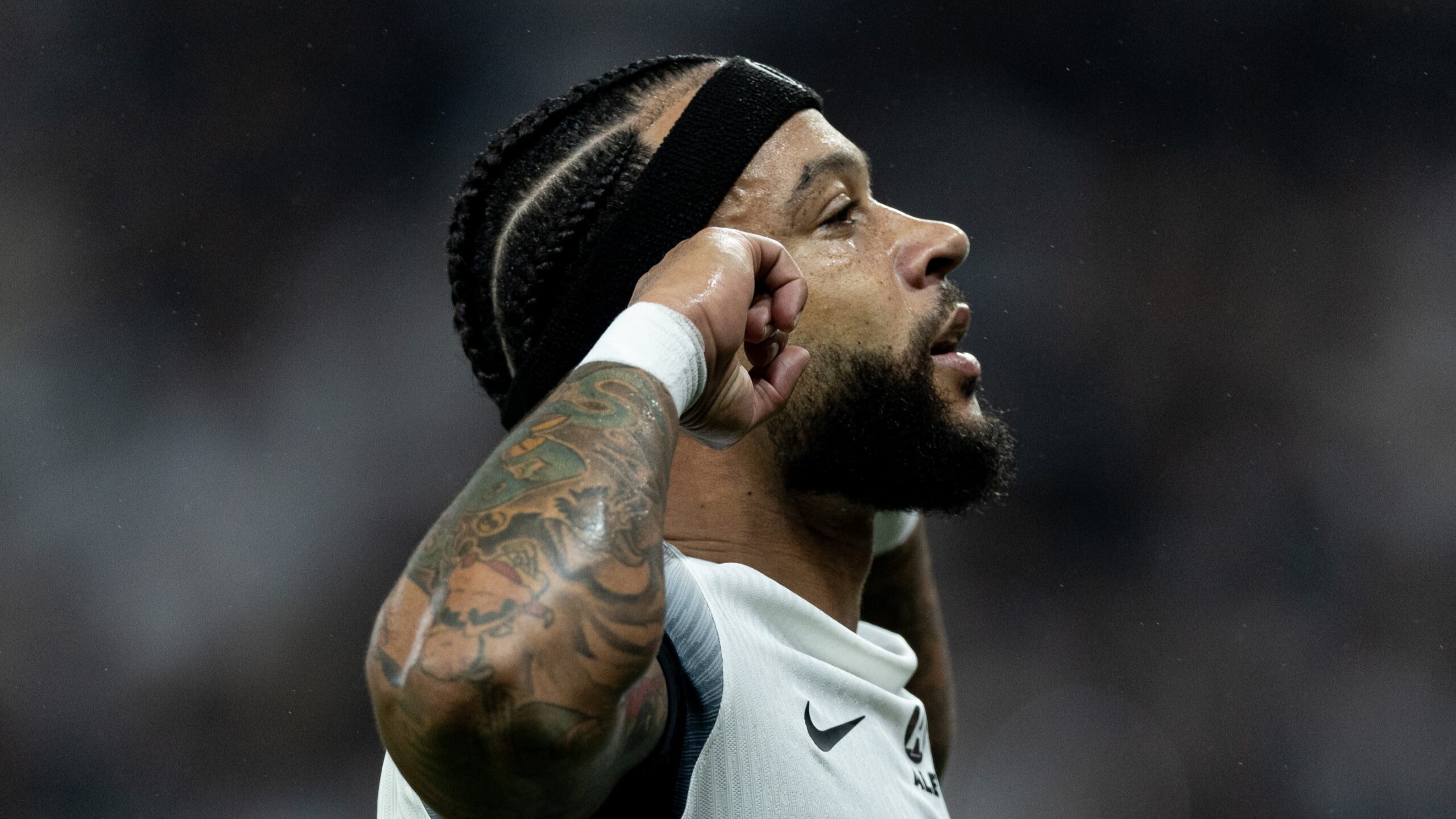 Memphis foi o autor de dois gols na vitória do Corinthians sobre o Bahia