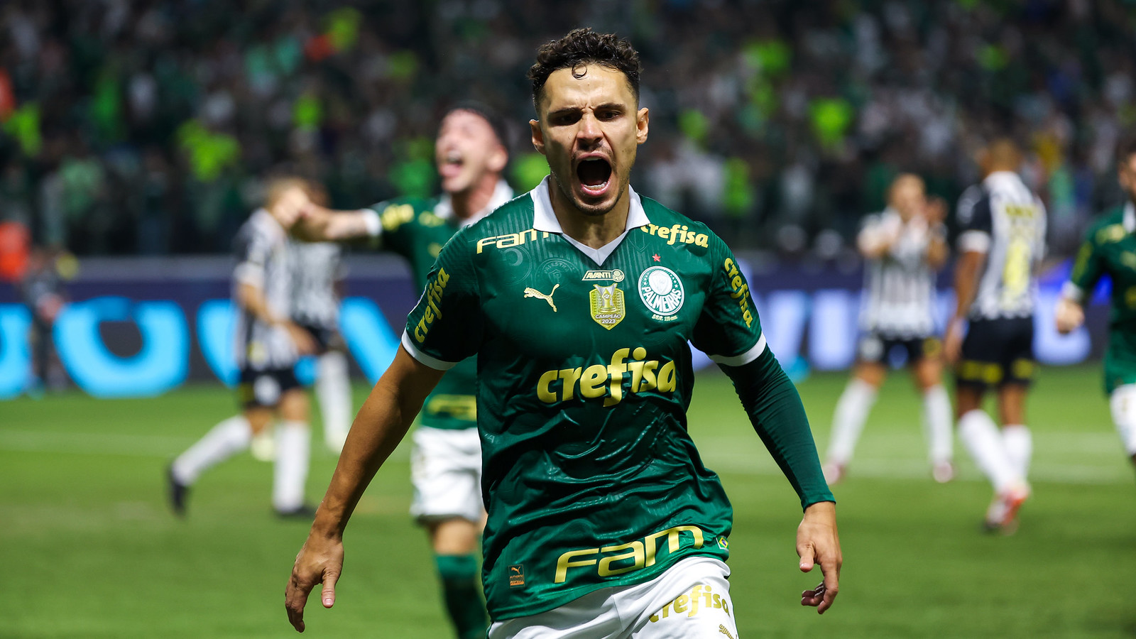 Raphael Veiga é o principal goleador do Palmeiras no século