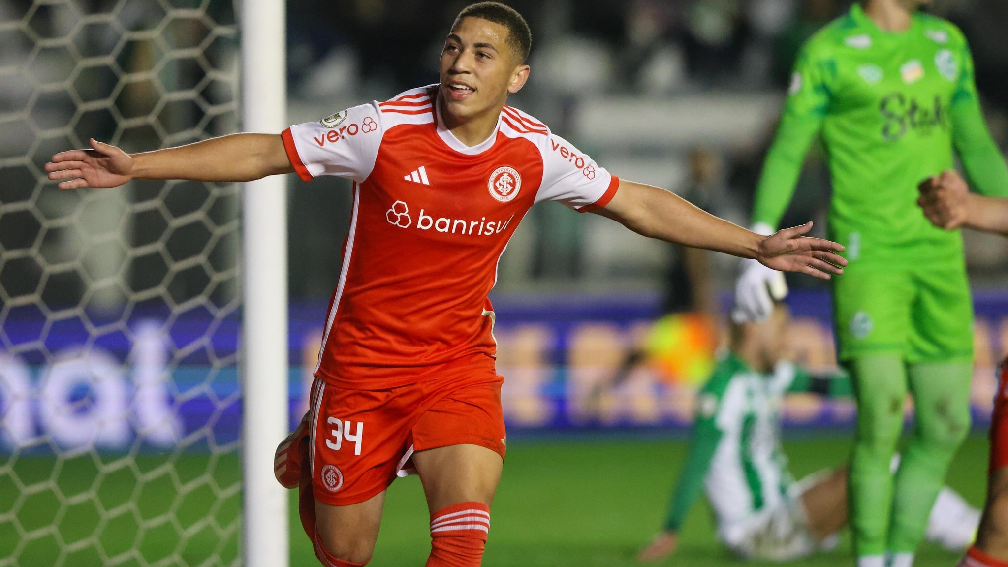 Gabriel Carvalho marcou seu único gol no profissional do Inter contra o Juventude