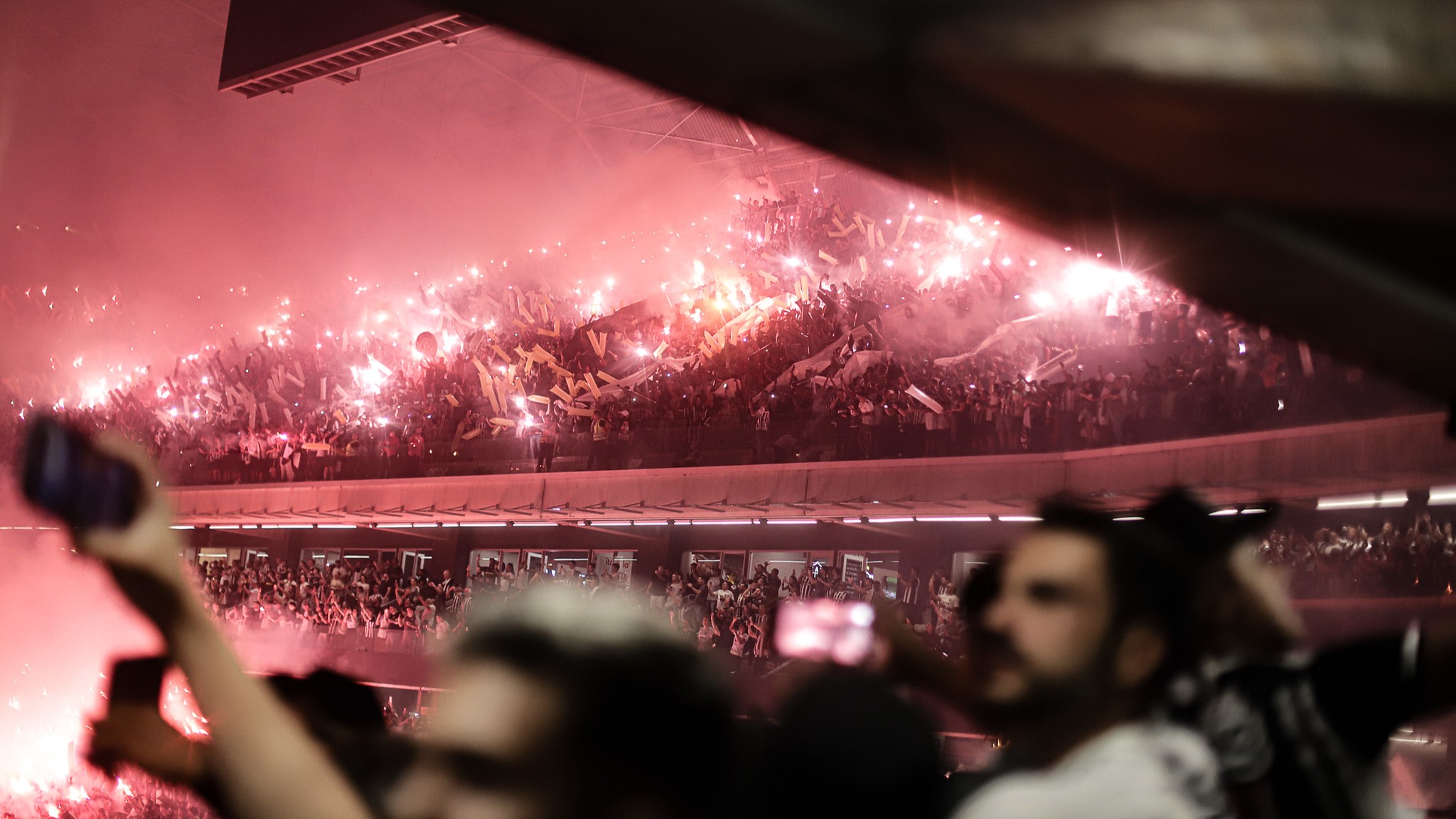 Torcida do Atlético fez festa com sinalizadores na semifinal da Libertadores