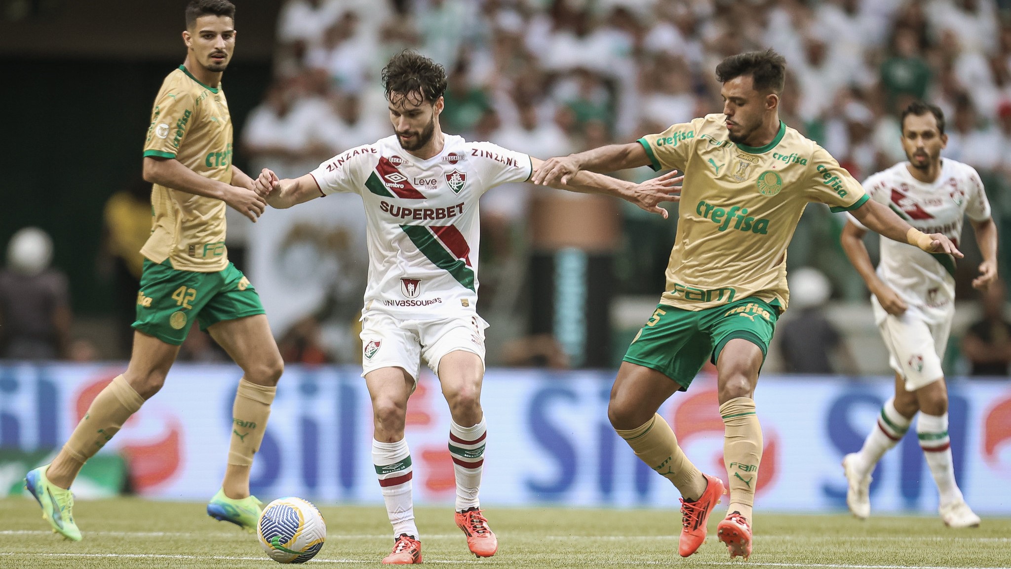 Fluminense e Palmeiras negociam troca de volantes para 2025