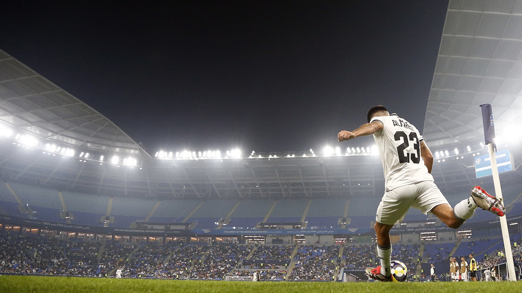 Thiago Almada começou no banco na derrota do Botafogo para o Pachuca