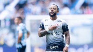 Memphis Depay marcou um dos gols da vitória do Corinthians sobre o Grêmio