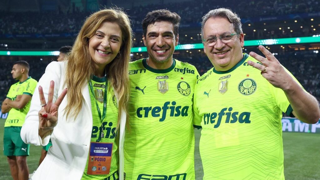 Leila Pereira, Abel Fereira e Paulo Buosi (vice-presidente), em comemoração de título do Palmeiras