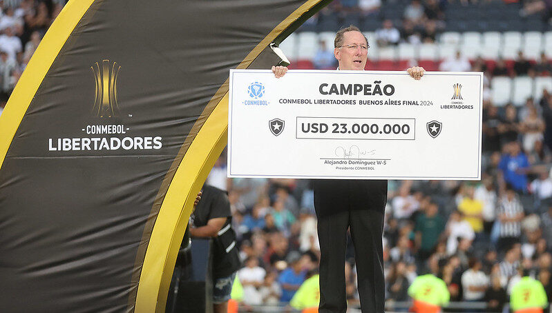 John Textor com o cheque de campeão da Libertadores do Botafogo