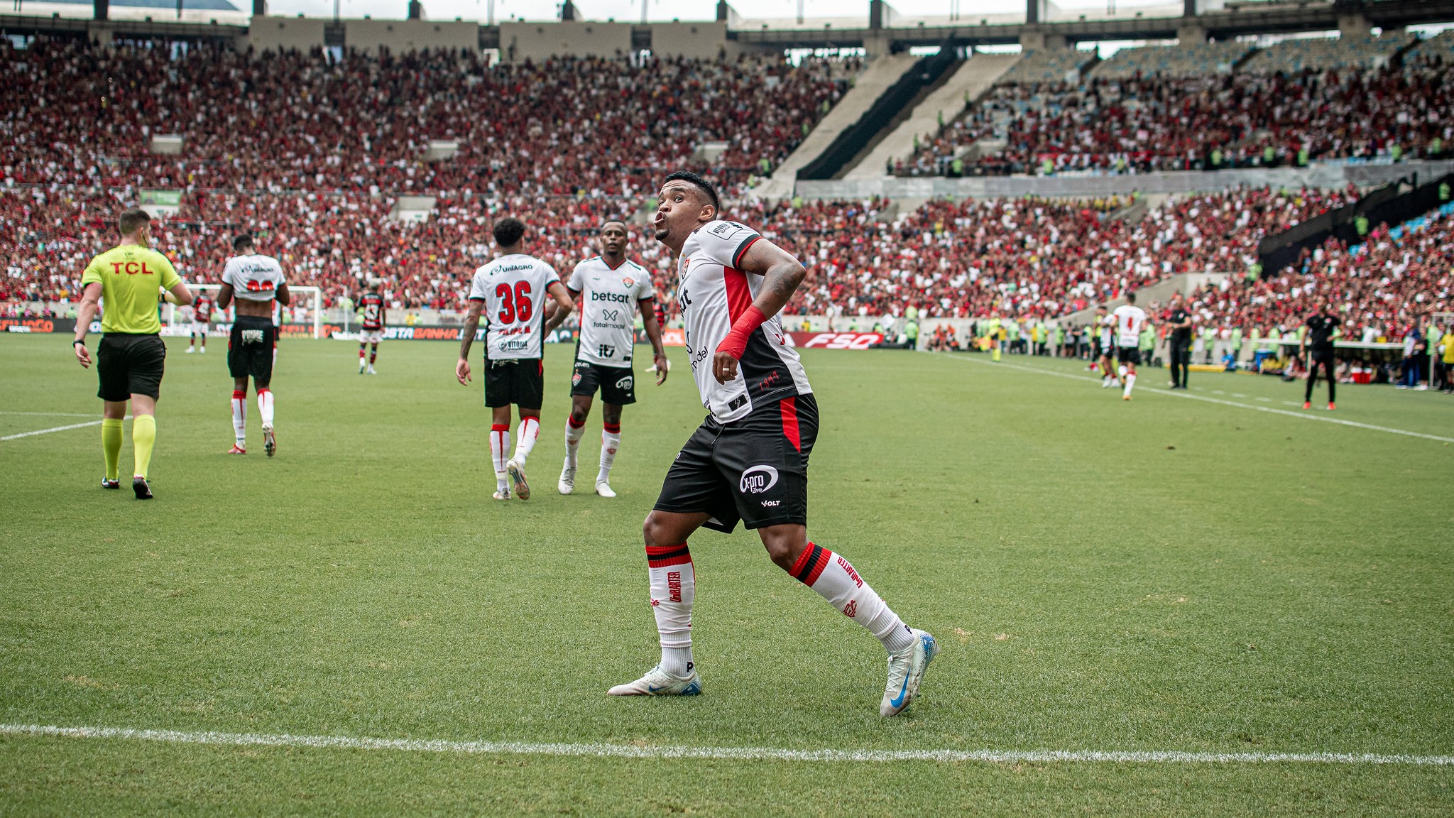 Alerrandro se despediu do Vitória marcando gol contra o Flamengo, no Maracanã