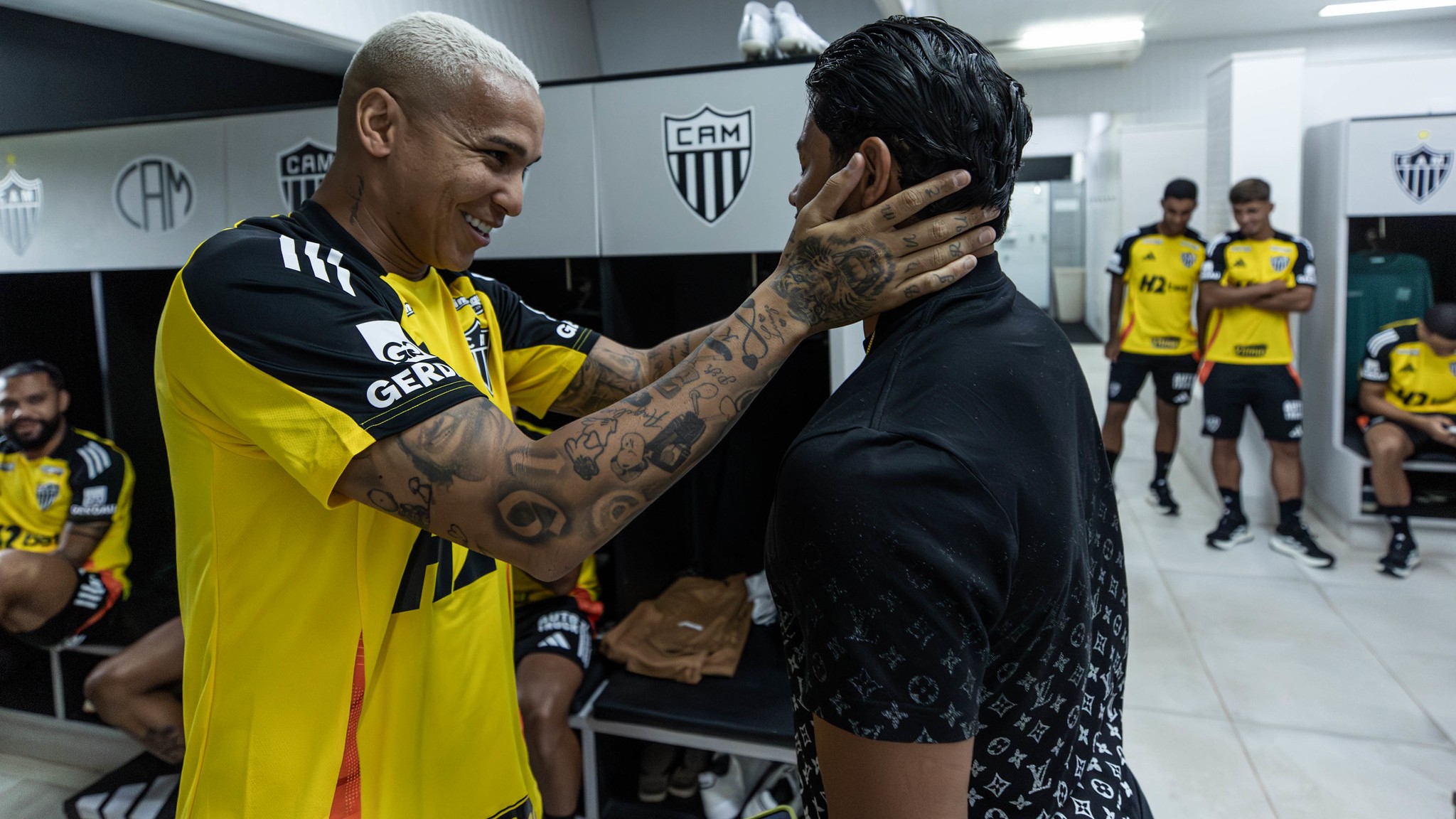 Hulk e Deyverson comparam porte físico em reapresentação no Atlético