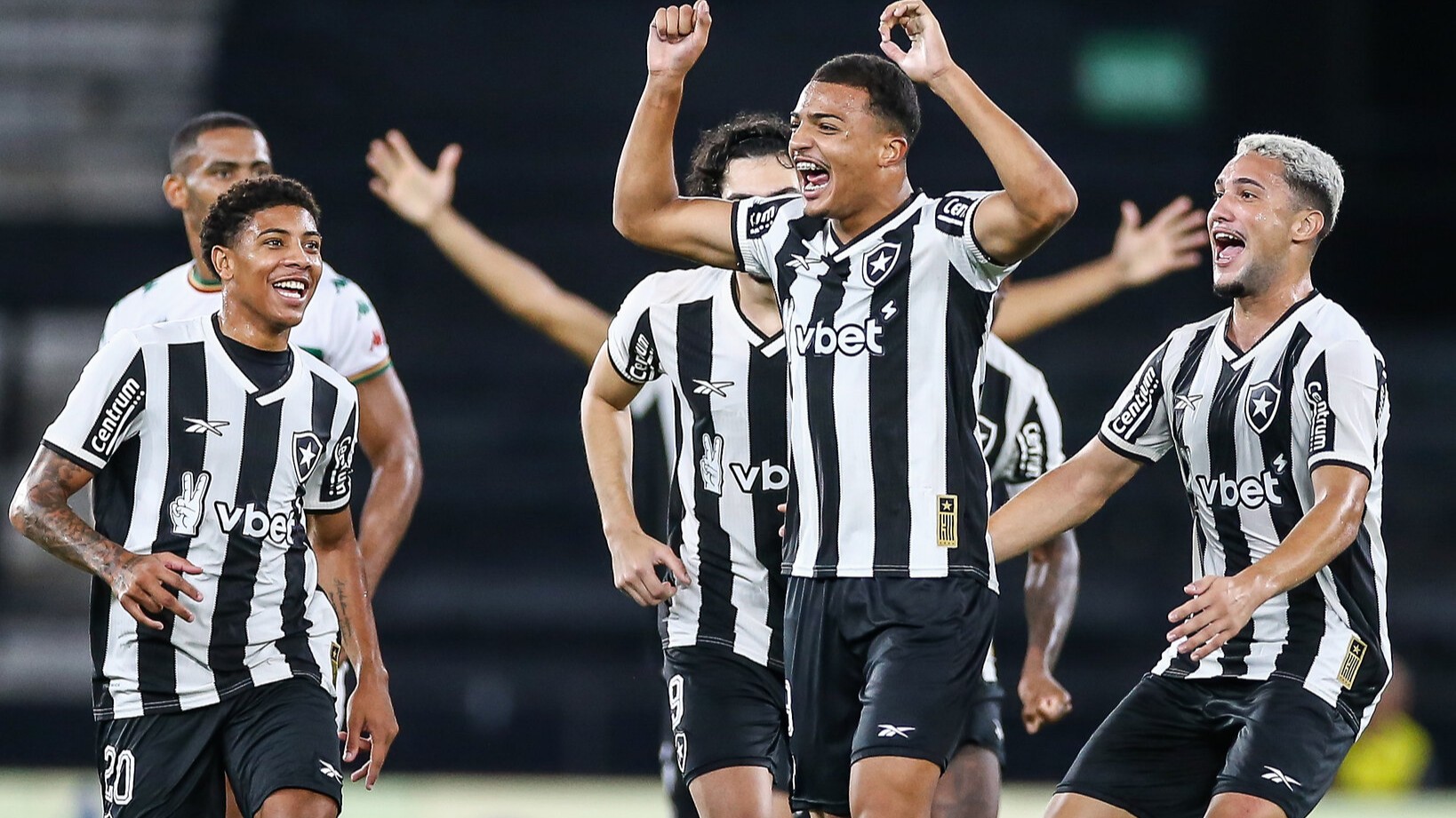 Botafogo vence a Portuguesa e consegue primeiros pontos no estadual