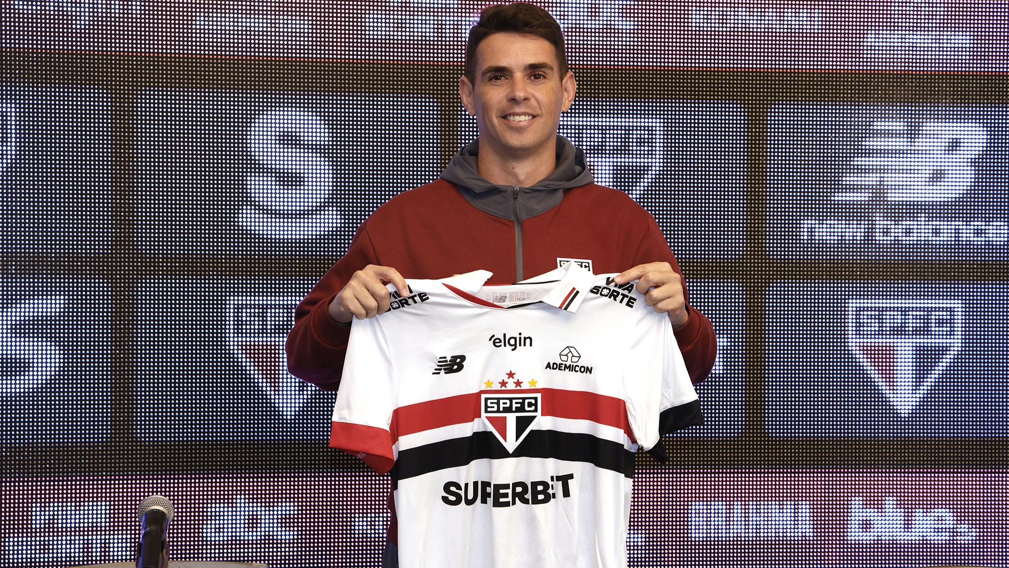 Oscar, principal contratação do São Paulo, ainda com a camisa da temporada passada