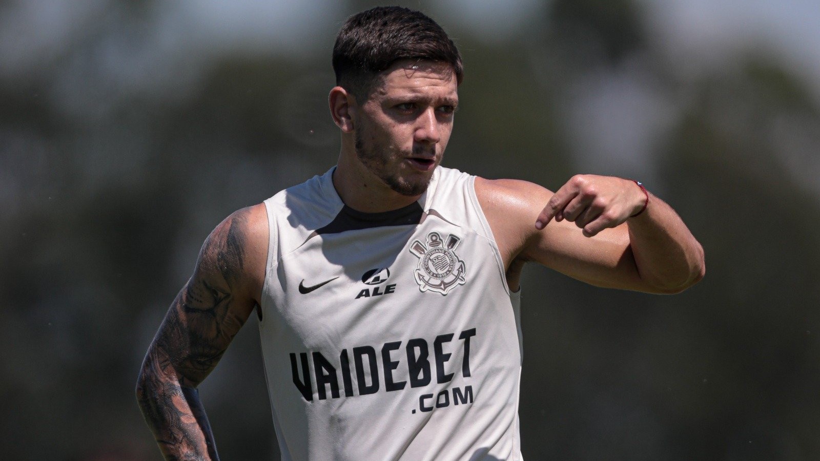 Rodrigo Garro, do Corinthians, está tratando problema físico, afirma clube