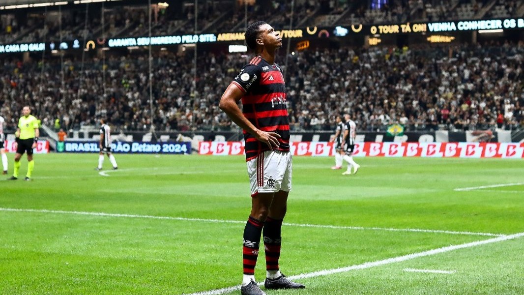 Carlinhos tenta reconquistar seu espaço no Flamengo neste Cariocão