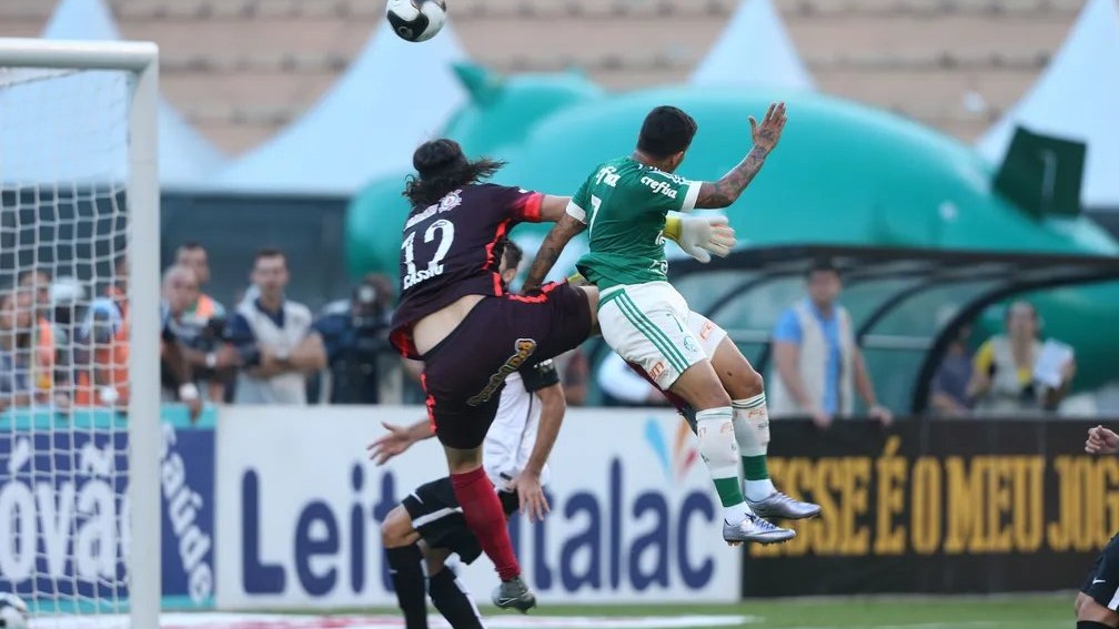 O 'baixinho' Dudu marcou um gol de cabeça contra o 'gigante' Cássio, em Derby de 2016