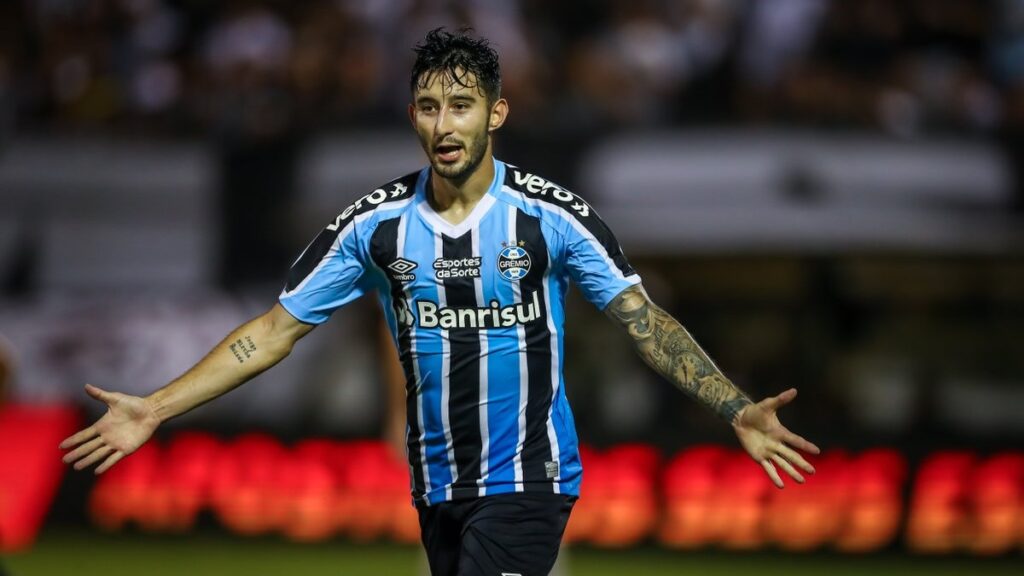 Villasanti, um dos principais jogadores do Grêmio, também é pauta no Palmeiras